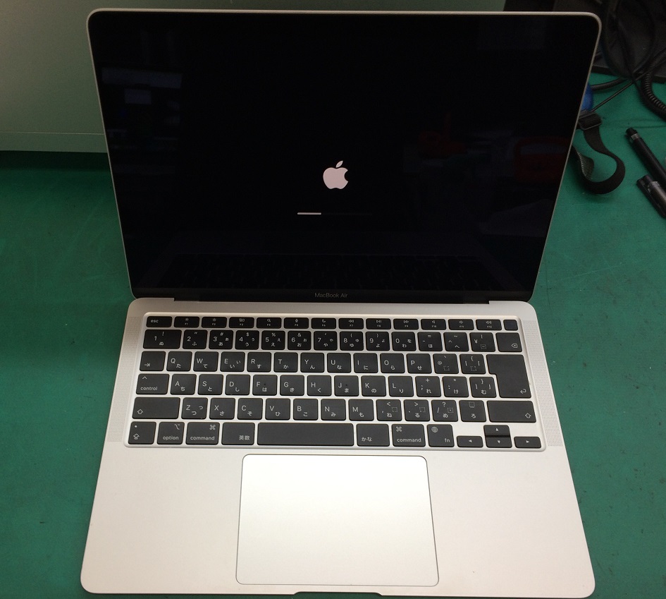 MacBook Air M1 の画面割れ 修理
